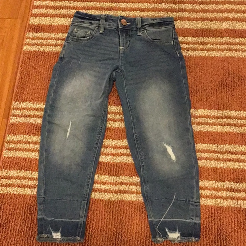 I’m selling a pair of dark light washed jeans